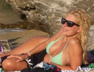 Η Μενεγάκη «ανάβει φωτιές» (φωτό)